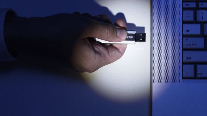 USB'yi bilgisayara tek denemede düz olarak sokabiliyor musunuz?