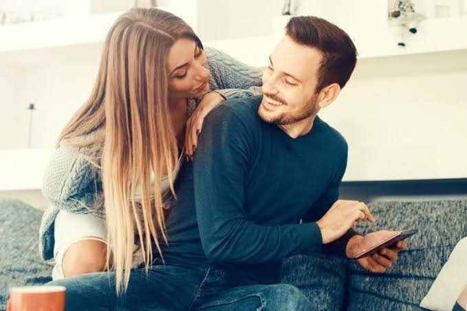 Kıskanılmak sana sevildiğini mi yoksa baskı altında olup kısıtlandığını mı hissettirir?