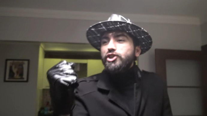 Erkekler neden Batman gibi ağır dark göz makyajı yapmıyor?