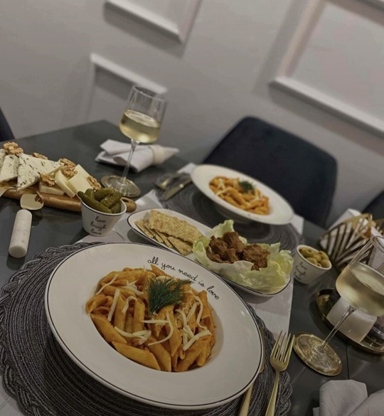 Yemek yapan erkek bir adım önde midir?