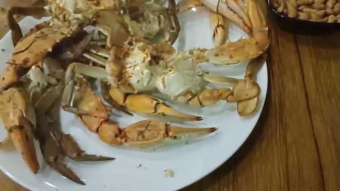 Flört ile ilk buluşmaya yengeç 🦀 yemeye gidilir mi?