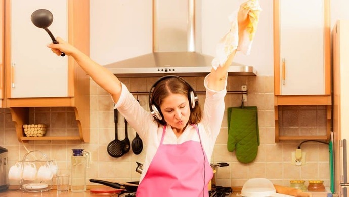 Temizlik yaparken müzik açmadan duramıyorum, senin de temizlik enerjini yükselten bir şarkı ya da playlist var mı?