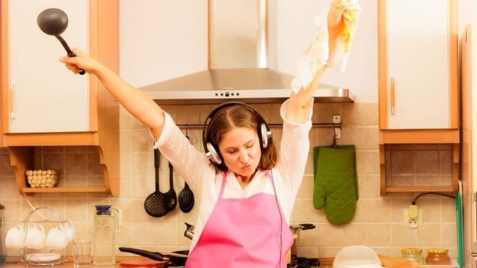Temizlik yaparken müzik açmadan duramıyorum, senin de temizlik enerjini yükselten bir şarkı ya da playlist var mı?