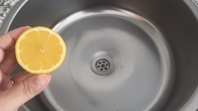 Limon kabuğuyla lavabo parlatmak yöntemi gerçekten temizlikte etkili mi, sen ne düşünüyorsun?