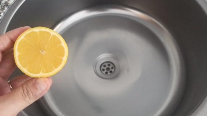 Limon kabuğuyla lavabo parlatmak yöntemi gerçekten temizlikte etkili mi, sen ne düşünüyorsun?