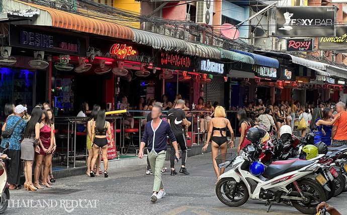 Taylandlı sokak kadınları müşteri beklerken