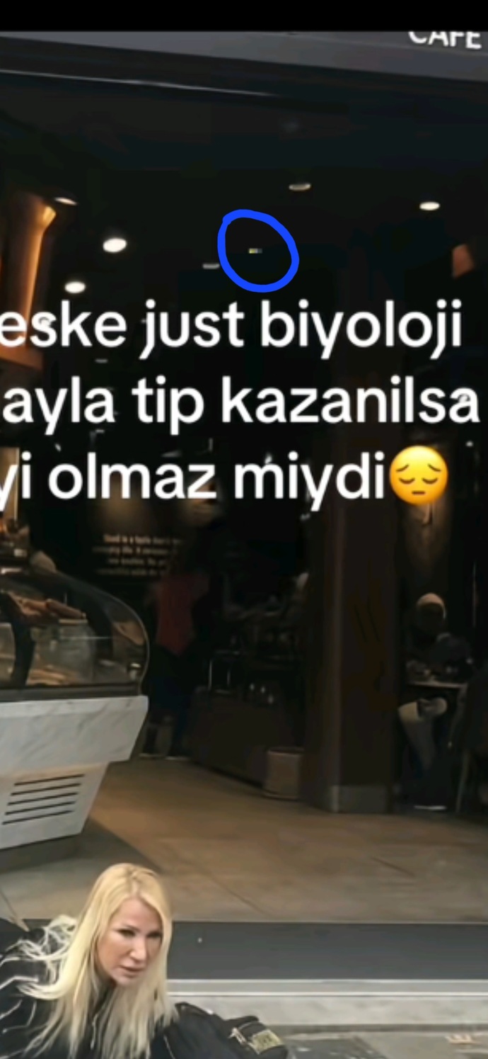 İşaretli kısımda kırmızı beyaz kare bir şey yanıyor