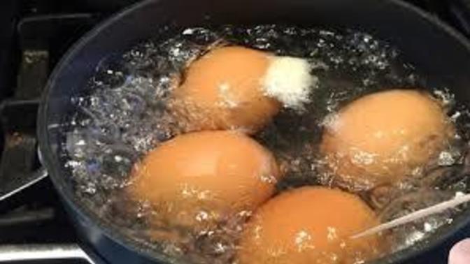Yumurta haşlanırken çatlamaması için ne yapmak gerekiyor?