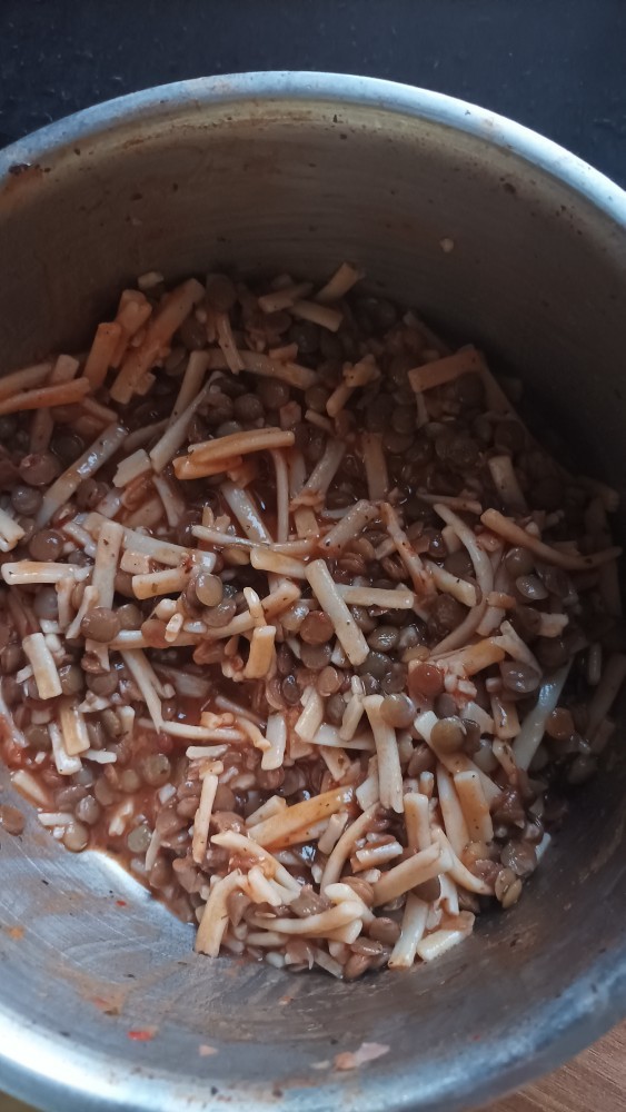 Erişteli mercimek yemeği yapayım derken pilavını yaptım. Var mı sizin de böyle maharetli olduğunuz konular?