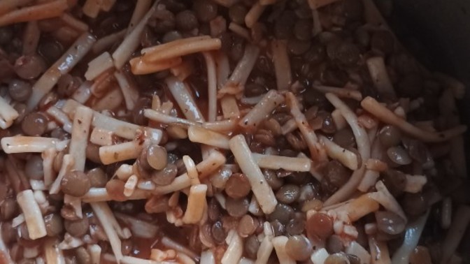Erişteli mercimek yemeği yapayım derken pilavını yaptım. Var mı sizin de böyle maharetli olduğunuz konular?