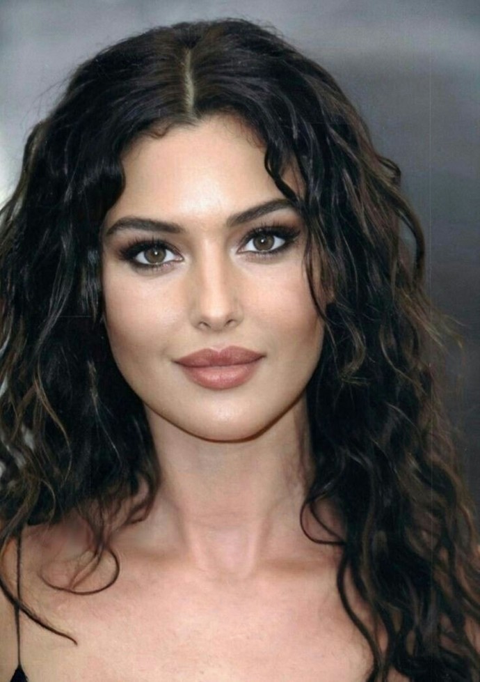 Size dudak ısırtan güzellikte bi ünlü var mı?