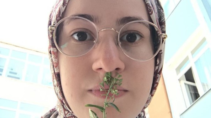 Birisi size çiçek koparıp verse mutlu olur musunuz? Yoksa mutlu etmez mi?