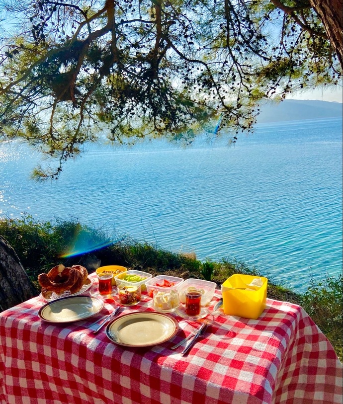 Pazar kahvaltısını deniz kenarında piknik şeklinde yapmayı sever misiniz?