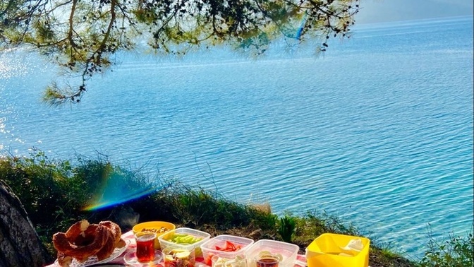 Pazar kahvaltısını deniz kenarında piknik şeklinde yapmayı sever misiniz?