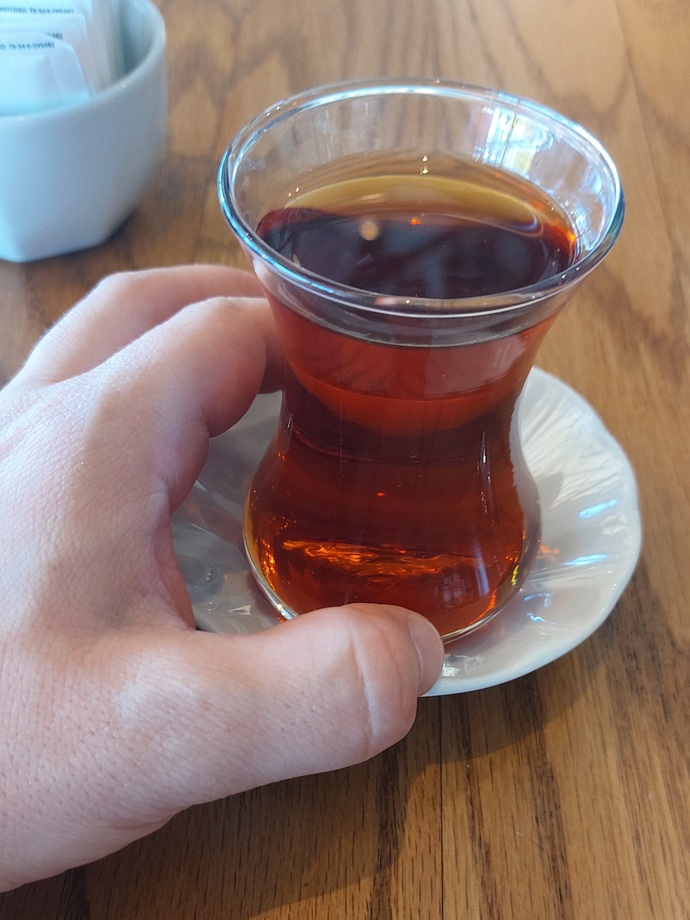 Bir çayın huzuru veremeyen insanlar var mi çevrenizde?