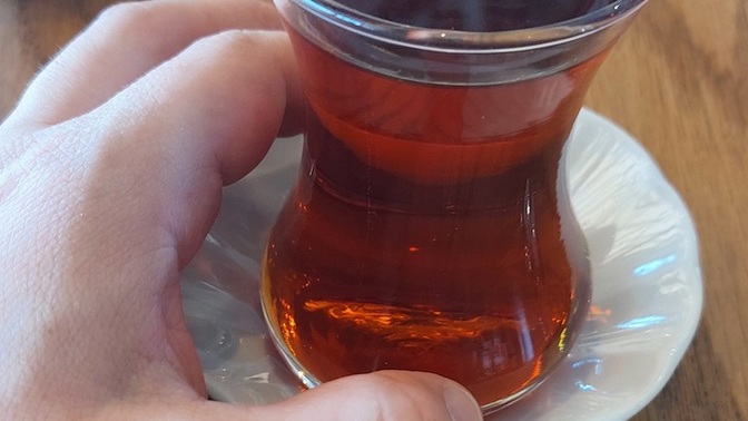 Bir çayın huzuru veremeyen insanlar var mi çevrenizde?