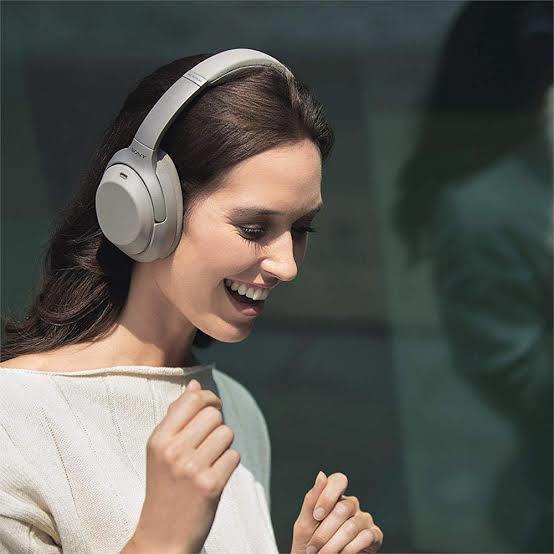 Müzik dinlemeyi sever misiniz? Kulaklık olarak kulak içi mi yoksa kulak üstü mü tercih ediyorsunuz?