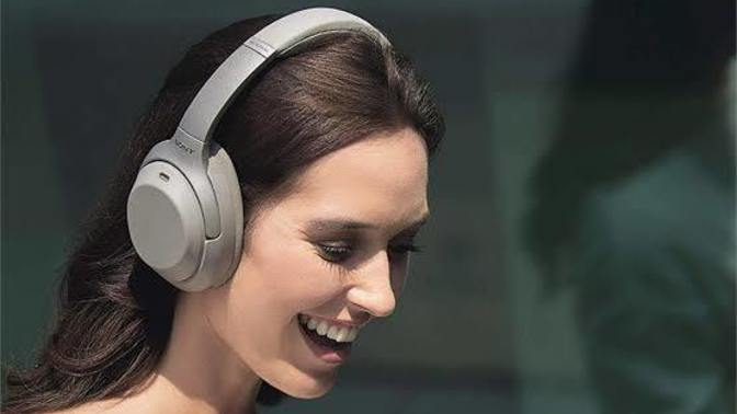Müzik dinlemeyi sever misiniz? Kulaklık olarak kulak içi mi yoksa kulak üstü mü tercih ediyorsunuz?