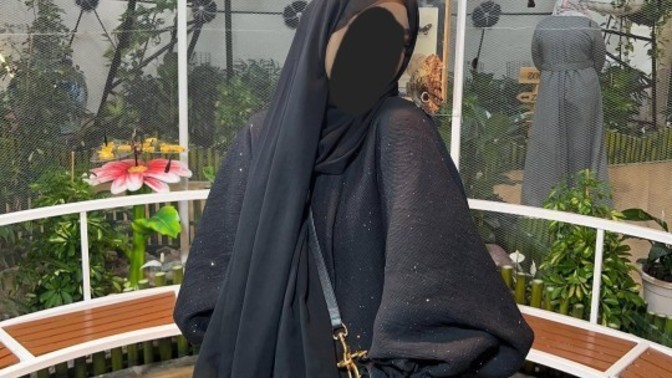 Yazın sıcağında bile böyle siyah fereceli kızlar hakkında ne düşünüyorsunuz?