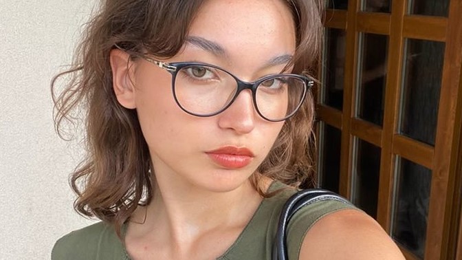 Gözlük bir kadının çekiciliğini arttırabilir mi?