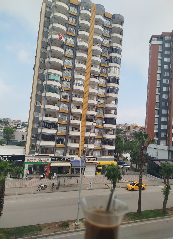 Dışarıyı seyrettiriyorum daha da lezzetleniyor