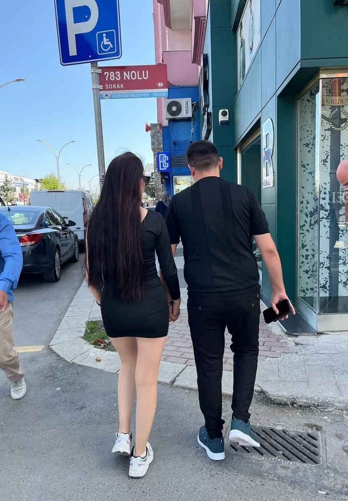 Bu kadar kisa giyinmek normal mi sizce?