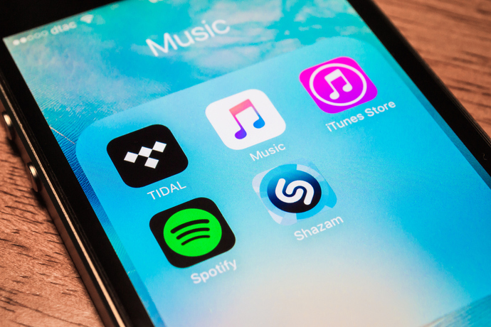 Çalma listende şu an en çok dinlediğin 3 şarkı hangileri?