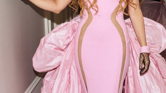 Shakira nın pembe Mat Gala elbisesi harika değil mi?
