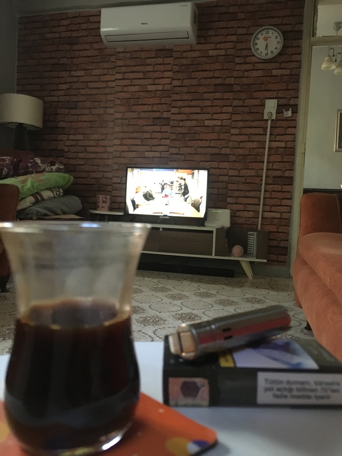 Modu düşükken bile kahve yapan o kız bir alkışı hak eder mi?