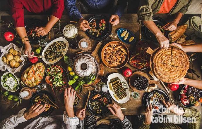 Gittiğiniz yerlerdeki meşhur yemeklerin tadına bakar mısınız?