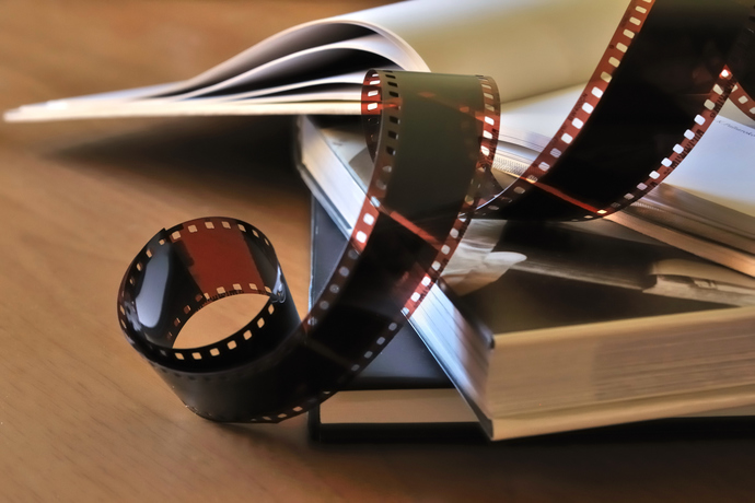 Kitap kurdu biri mi yoksa filmkolik biri mi daha çekicidir?