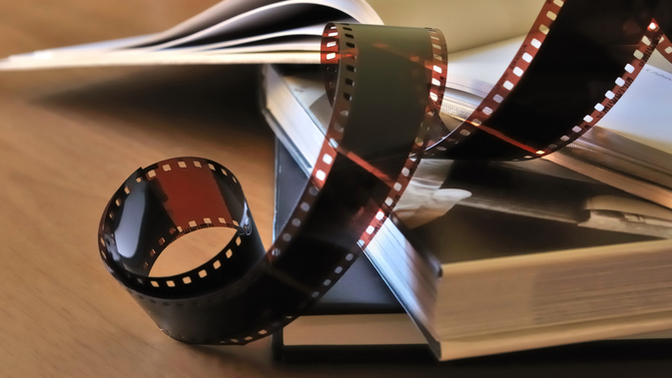 Kitap kurdu biri mi yoksa filmkolik biri mi daha çekicidir?