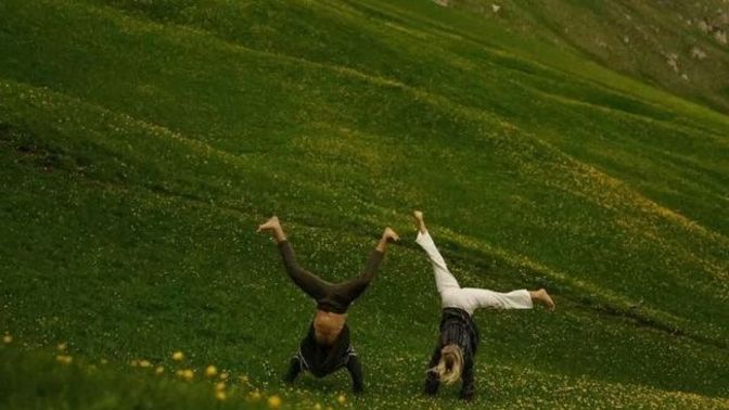 Aşık olduğunda kendin olmaktan çıkıyor musun, yoksa tam da kendin mi oluyorsun?