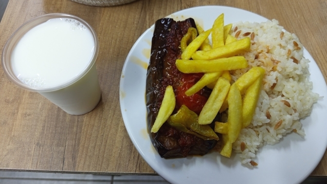 100 TL çok mu sizce karnıyarık ve pilav ayran patates?