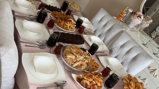 Bu masayla siteden hangi üye ile yemek isterdiniz?