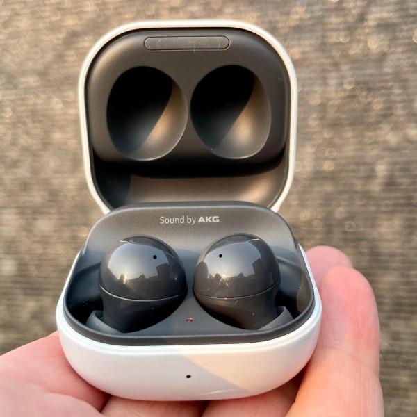 Galaxy Buds 2 mi Galaxy Buds Fe mi hangi modeli daha başarılı buluyorsunuz?