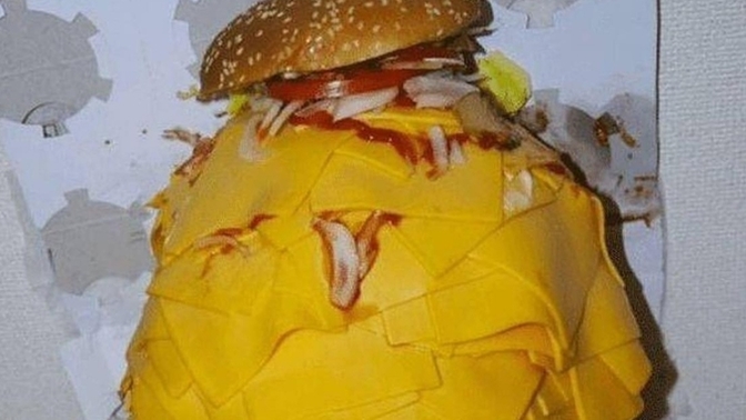 Uyumadan önce kendime şöyle bi az kaşarlı hamburger yaptım sizce diyetim bozulur muuu?🤭🤭🤭?
