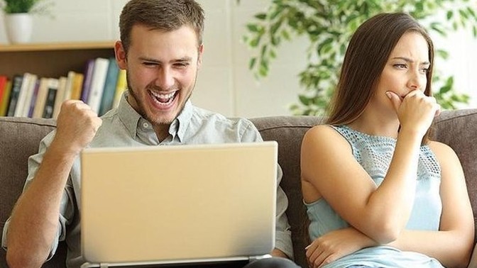Oyun bağımlısı sevgiliniz olsa soğur musunuz yoksa onunla oyun mu oynarsınız?