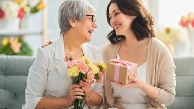 Annenize hediye alırken kendi zevkinize göre mi yoksa onun ihtiyaçlarına uygun mu hediye alırsınız?