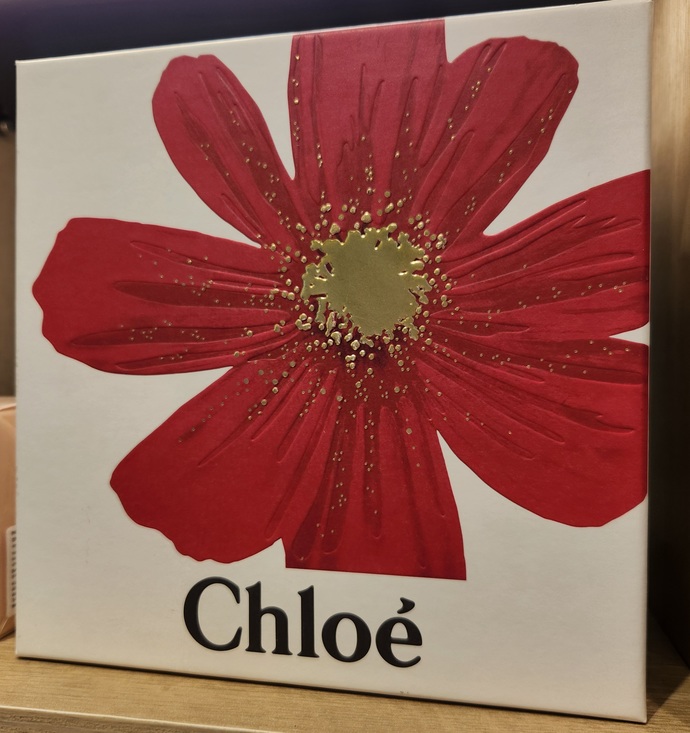 Onerebileceginiz kadın parfum var mı?
