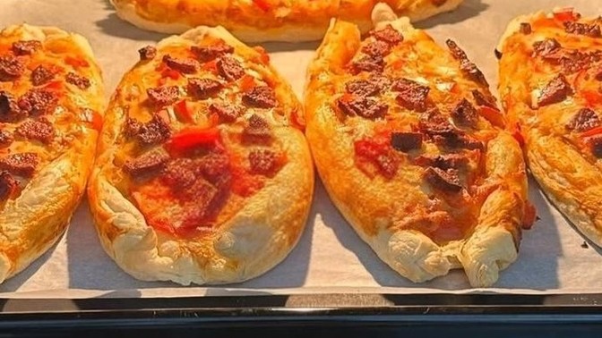 Ayyy hayatımda ilk defa evde pizza yaptık sizce nasıl olmuş sever misiniz?