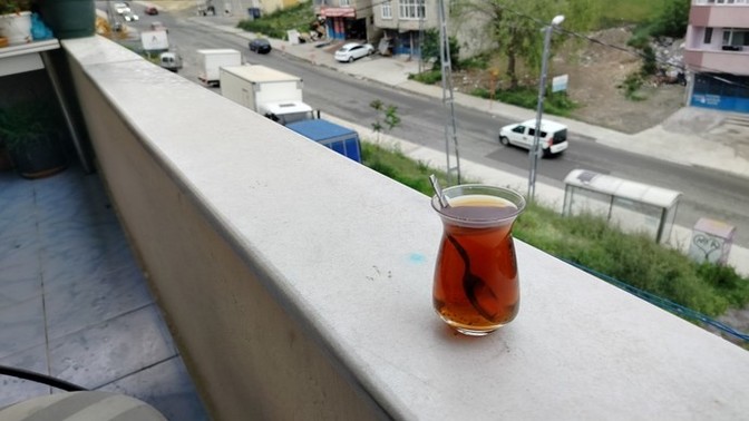 Şimdi ben balkonda çay içerken son dinlediğiniz şarkıyı bağıra söyleseydim, hangi şarkıyı söylemiş olurdum?