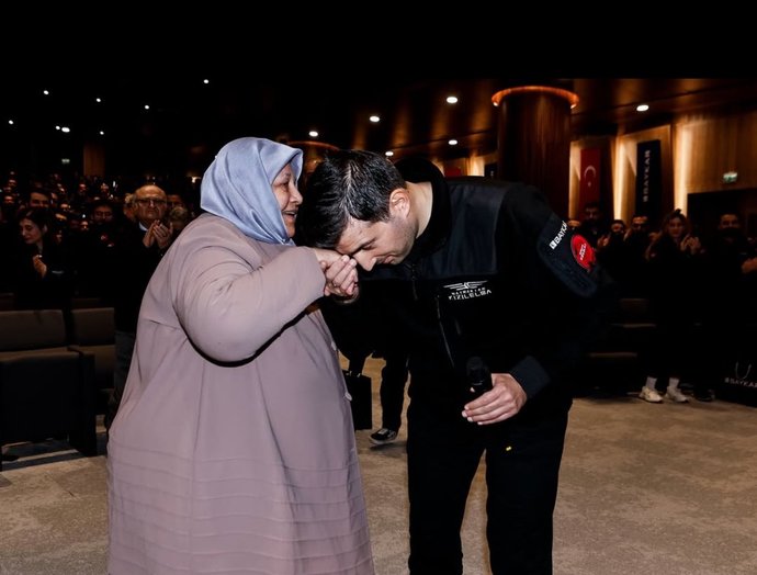 Anne olmak için doğurmak mı gerekir, yoksa emek verip büyütmek mi?
