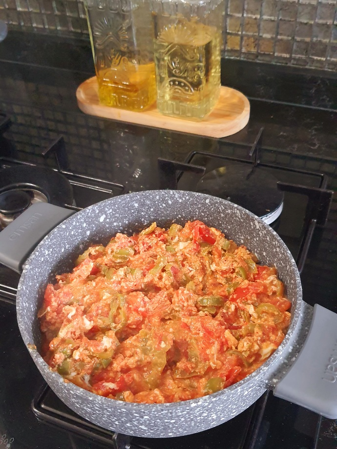 Menemeni ekmek banarak mı, çatal kullanarak mı yersin?