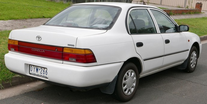 Hangi Toyota Corolla yi almak daha mantıklı Efsane Kasa E100 mu  Corolla E120 mu?