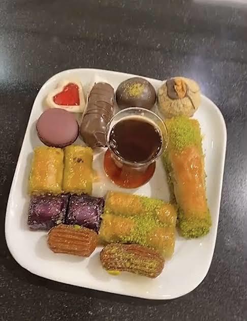 Çay içerken yanında tatlı yemeyi sever misiniz?