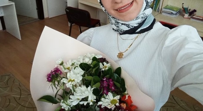 Yalanları sakla düşersen dara Gülüşü güzel ama bahtı kara 🍀🧚