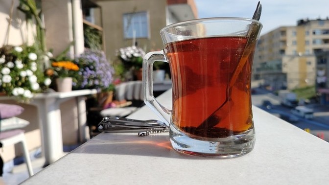 Sabah güneşinde oturup balkonda çay içerken ve tırnak keserken, hangi şarkı dinlenir?