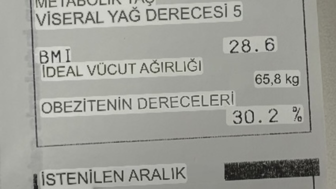 Ya hem yağlı hem kaslı bir vücudum var şimdi aşırı kaslı gözükmeden ve cildimde sarkma olmadan yağ oranımı nasıl düşürebilirim?