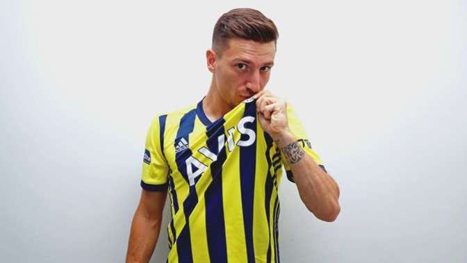 Mert Hakan Yandaş gelmiş geçmiş en yakışıklı futbolcu değil mi?